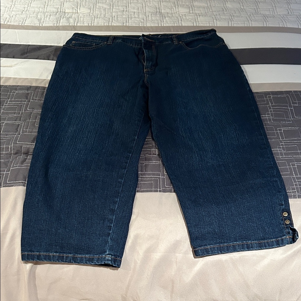Gloria Vanderbilt Women’s Dark Blue Relaxed Capris. Like New